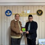 Pemberian Cinderamata oleh Sekum PP Persis kepada Atdikbud KBRI Cairo (Foto : Syuhada Yahya)