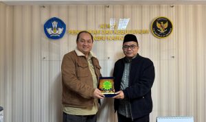Pemberian Cinderamata oleh Sekum PP Persis kepada Atdikbud KBRI Cairo (Foto : Syuhada Yahya)