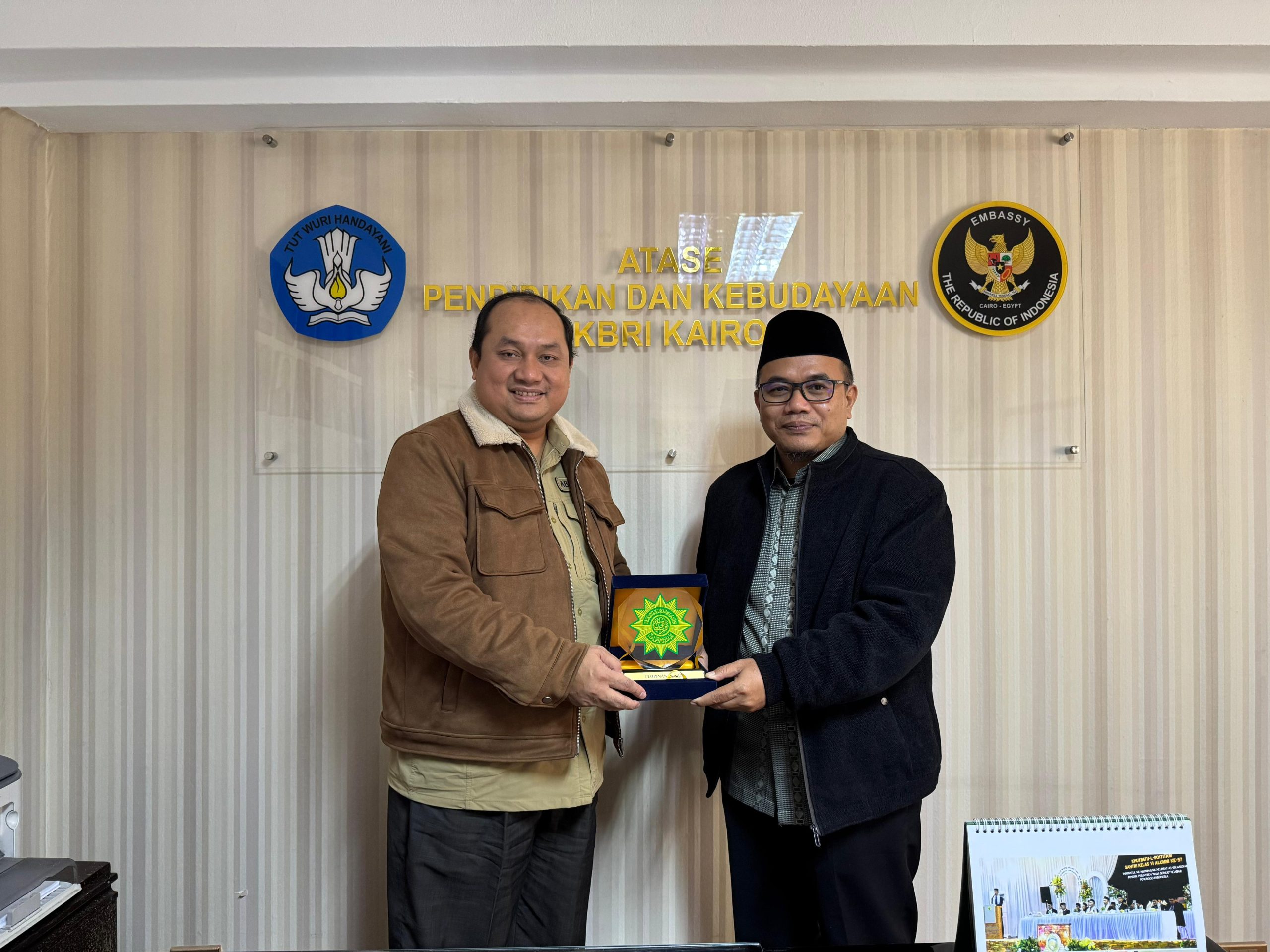 Pemberian Cinderamata oleh Sekum PP Persis kepada Atdikbud KBRI Cairo (Foto : Syuhada Yahya)
