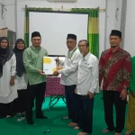 Direktur Eksekutif Laz Persis, Heri Solehudin, SE menyerahan SK Tasykil Laz Persis Sumut kepada Kepala Kantor Persis Sumut Ir. Tauhid Ichyar,MT.