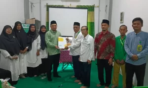 Direktur Eksekutif Laz Persis, Heri Solehudin, SE menyerahan SK Tasykil Laz Persis Sumut kepada Kepala Kantor Persis Sumut Ir. Tauhid Ichyar,MT.