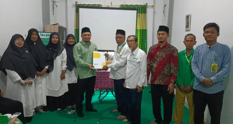 Direktur Eksekutif Laz Persis, Heri Solehudin, SE menyerahan SK Tasykil Laz Persis Sumut kepada Kepala Kantor Persis Sumut Ir. Tauhid Ichyar,MT.