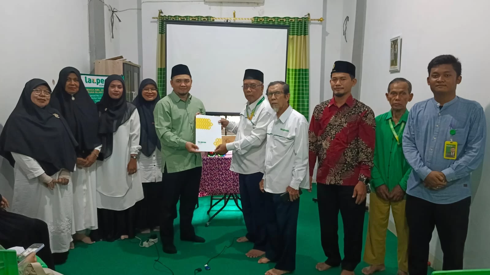 Direktur Eksekutif Laz Persis, Heri Solehudin, SE menyerahan SK Tasykil Laz Persis Sumut kepada Kepala Kantor Persis Sumut Ir. Tauhid Ichyar,MT.