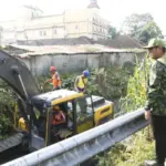 Wali Kota Medan Rico Tri Putra Waas meninjau pembersihan Sungai Sei Putih di Medan.