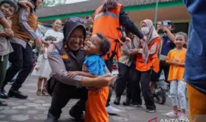 Tim Trauma Healing Srikandi Semeru Polres Lumajang bermain bersama anak-anak pengungsi di Posko Pengungsian SDN 04 Supiturang, Pronojiwo, Lumajang, Jawa Timur