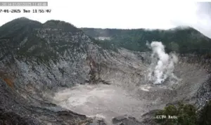 Aktivitas kawah Gunung Tangkuban Parahu.