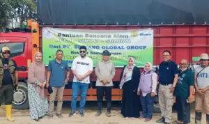 CEO Pengkhidmat Baitullah Madamhur Hj Ernawati memberikan bantuan 5000 paket Sembako.