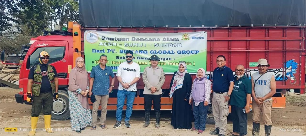 CEO Pengkhidmat Baitullah Madamhur Hj Ernawati memberikan bantuan 5000 paket Sembako.
