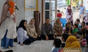 Kementerian Hak Asasi Manusia memberikan trauma healing kepada anak-anak penyintas banjir bandang di Kota Padang, Sumatera Barat