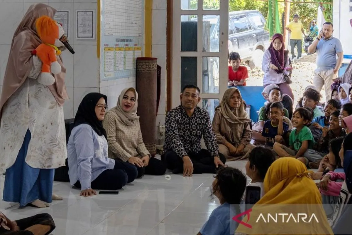 Kementerian Hak Asasi Manusia memberikan trauma healing kepada anak-anak penyintas banjir bandang di Kota Padang, Sumatera Barat
