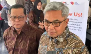 Ketua Komisi Pemberantasan Korupsi Setyo Budiyanto (kanan) bersama Deputi Pendidikan dan Peran Serta Masyarakat KPK Wawan Wardiana