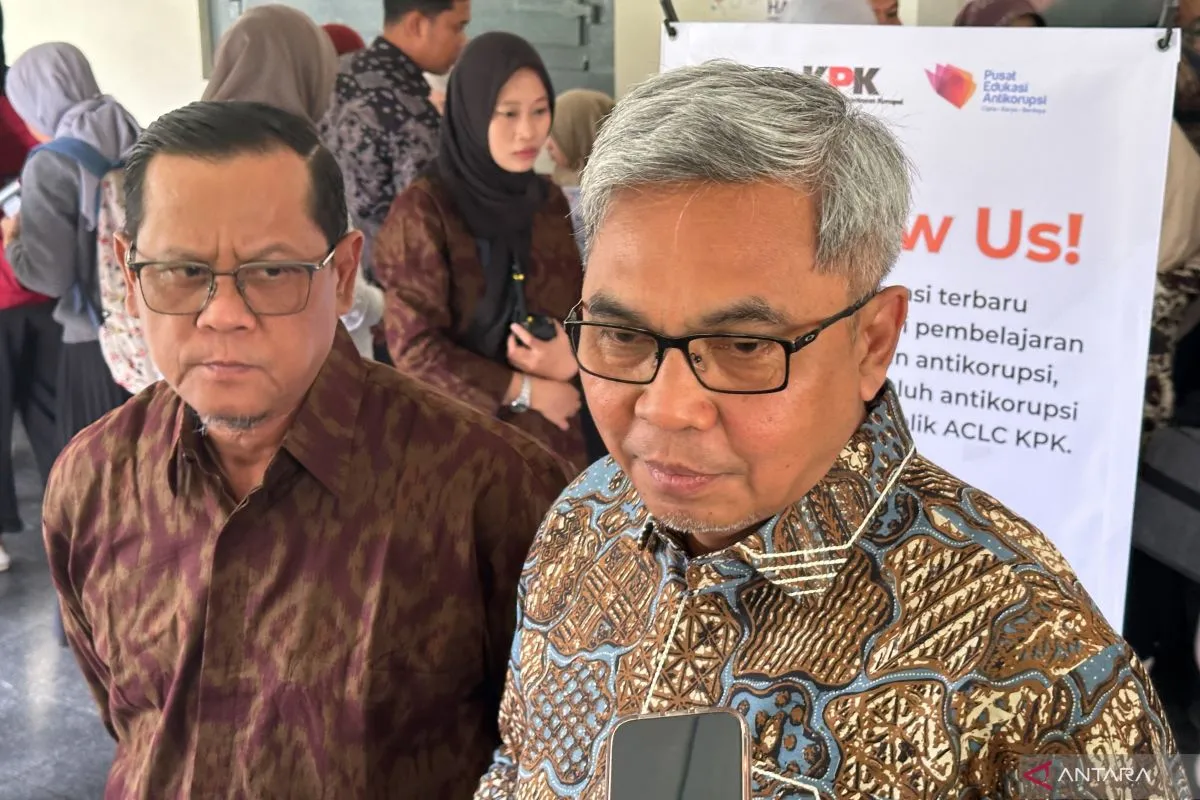 Ketua Komisi Pemberantasan Korupsi Setyo Budiyanto (kanan) bersama Deputi Pendidikan dan Peran Serta Masyarakat KPK Wawan Wardiana