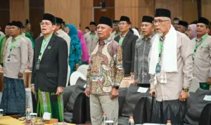 Wakil Gubernur Sumut, Surya (tengah) bersama Sekretaris Jenderal MUI, Amirsyah Tambunan dan Ketua Umum MUI Sumut Maratua Simanjuntak pada Musyawarah Daerah X Tahun 2025 MUI Sumut