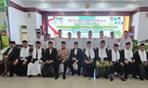 Foto bersama Pengurus Dewan Pimpinan, Pengurus, Komisi, Badan dan Lemabaga MUI Sumatera Utara 2005-2010.