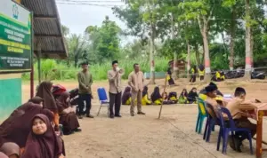 Mudir 'Aam Ust. Wahyudi Saat Memberikan Acara Tentang Lingkungan Hidup Kepada Para Santri