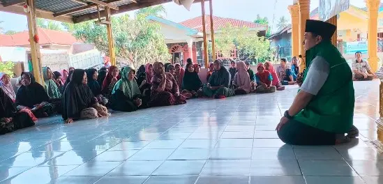 Ust. Syaiful dalam bincang-bincang dengan Ibu-ibu Dhuafa di Masjid Ash-Shiddiqin