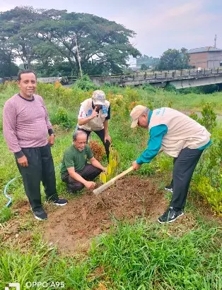 Ahmad Darwis, Abdul Aziz, Sabarudin Sagala dan Tauhid Ichyar menanam pohon di Hari Lingkungan Hidup Dunia