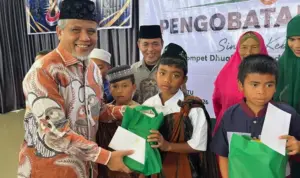 Muhammad Nuh beserta anak-anak dalam Khitan Massal di Dairi