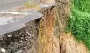 Jalan Longsor KM 40 Delitua-Tiga Juhar