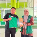 Petugas LAZ Persis Darayani Atika Menyerahkan Musaf Al-Qur'an kepada Nazir Masjid An-Nazafa