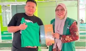 Petugas LAZ Persis Darayani Atika Menyerahkan Musaf Al-Qur'an kepada Nazir Masjid An-Nazafa Petugas LAZ Persis Darayani Atika Menyerahkan Musaf Al-Qur'an kepada Nazir Masjid An-Nazafa