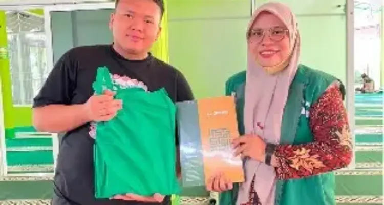 Petugas LAZ Persis Darayani Atika Menyerahkan Musaf Al-Qur'an kepada Nazir Masjid An-Nazafa