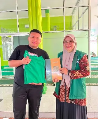 Petugas LAZ Persis Darayani Atika Menyerahkan Musaf Al-Qur'an kepada Nazir Masjid An-Nazafa