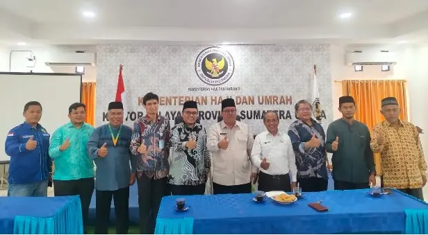 Dr. Torang Rambe mewakili Kanwil Haji & Umroh dan Sekum PP Persis Dr.H. Haris Muslim, Dr. Pepen Irfan Fauzan dan Rombongan