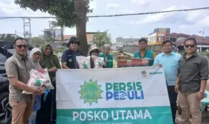 LAZ Persis Sumut bersama Camat Medan Johor, Lurah dan Kepling Suka Maju menerima bantuan Korban Angin Puting Biliung di Kanal Kelurahan Suka Maju. LAZ Persis Sumut bersama Camat Medan Johor, Lurah dan Kepling Suka Maju menerima bantuan Korban Angin Puting Biliung di Kanal Kelurahan Suka Maju.