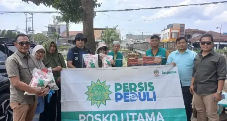LAZ Persis Sumut bersama Camat Medan Johor, Lurah dan Kepling Suka Maju menerima bantuan Korban Angin Puting Biliung di Kanal Kelurahan Suka Maju.