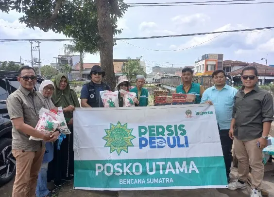 LAZ Persis Sumut bersama Camat Medan Johor, Lurah dan Kepling Suka Maju menerima bantuan Korban Angin Puting Biliung di Kanal Kelurahan Suka Maju.