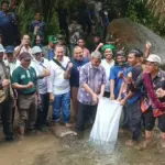 Muhammad Nuh dan Masyarakat Lokal dan Komunitas Pencinta Lingkungan Hidup melepas 1250 bibit ikan Jurung kesungai Bingei