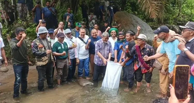 Muhammad Nuh dan Masyarakat Lokal dan Komunitas Pencinta Lingkungan Hidup melepas 1250 bibit ikan Jurung kesungai Bingei
