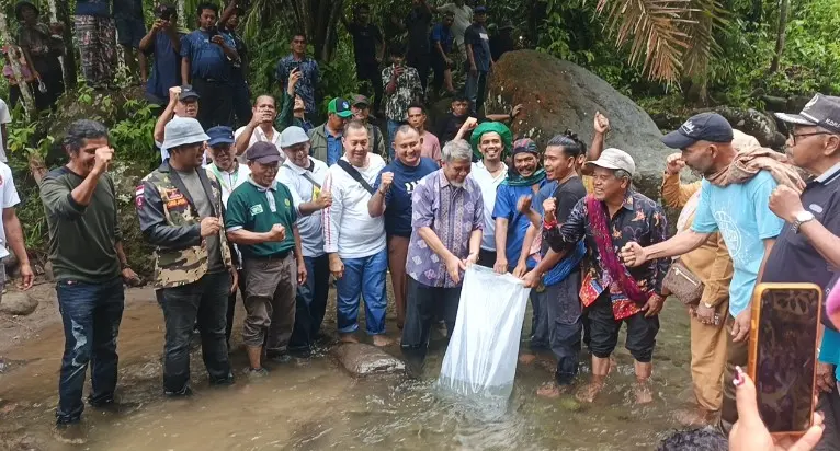 Muhammad Nuh dan Masyarakat Lokal dan Komunitas Pencinta Lingkungan Hidup melepas 1250 bibit ikan Jurung kesungai Bingei