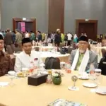 Prof.Dr.Maratua Simanjuntak Ketua Umum MUI Prov. Sumatera Utara bersama Panitia dalam Halaqah Alim Ulama Menguatkan Ukhuwah Melalui Pendekatan Ibroh