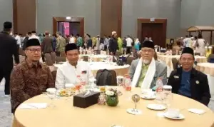 Prof.Dr.Maratua Simanjuntak Ketua Umum MUI Prov. Sumatera Utara bersama Panitia dalam Halaqah Alim Ulama Menguatkan Ukhuwah Melalui Pendekatan Ibroh