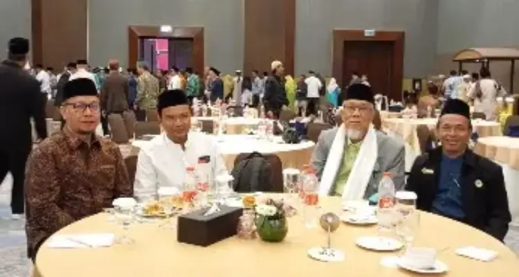 Prof.Dr.Maratua Simanjuntak Ketua Umum MUI Prov. Sumatera Utara bersama Panitia dalam Halaqah Alim Ulama Menguatkan Ukhuwah Melalui Pendekatan Ibroh