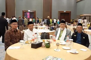 Prof.Dr.Maratua Simanjuntak Ketua Umum MUI Prov. Sumatera Utara bersama Panitia dalam Halaqah Alim Ulama Menguatkan Ukhuwah Melalui Pendekatan Ibroh