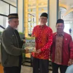 Wakil Wakil Pertimbangan MUI Sumut Menyerahkan Media Ulama kepada Ketum PP PERSIS DR. Jeje Zainuddin