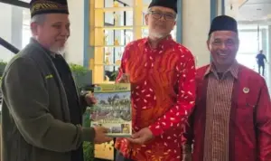 Wakil Wakil Pertimbangan MUI Sumut Menyerahkan Media Ulama kepada Ketum PP PERSIS DR. Jeje Zainuddin