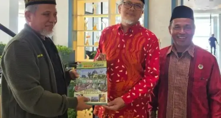 Wakil Wakil Pertimbangan MUI Sumut Menyerahkan Media Ulama kepada Ketum PP PERSIS DR. Jeje Zainuddin