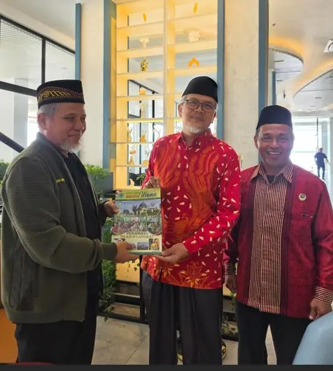 Wakil Wakil Pertimbangan MUI Sumut Menyerahkan Media Ulama kepada Ketum PP PERSIS DR. Jeje Zainuddin