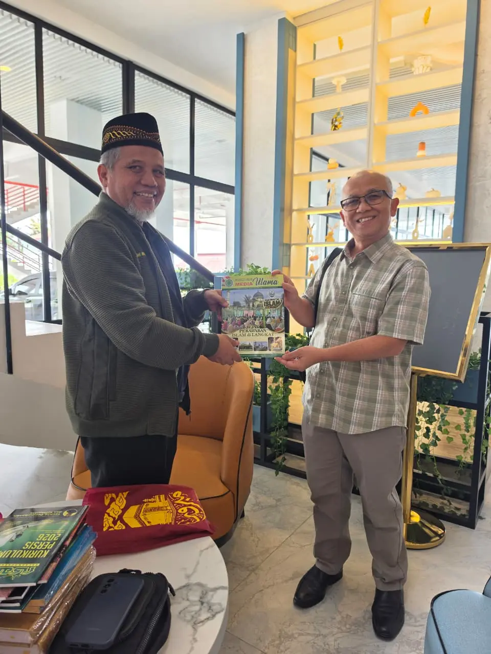 Wamen Pendidikan Dasar Menengah Prof. Atiep Latiful Hayat menerima Majalah Media Ulama.